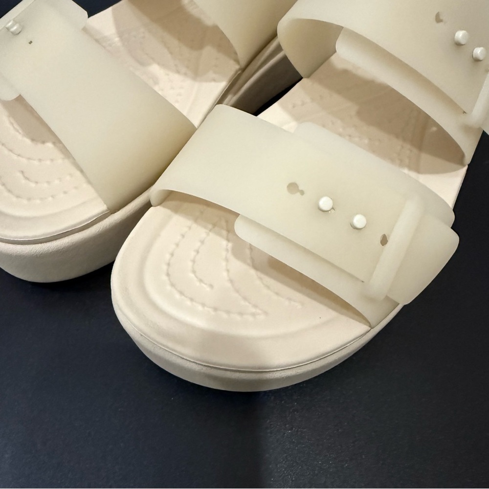 CROCS Beige Sandstone Brooklyn Buckle Frosted Low Wedge Sandals Women’s Size 8 - Picture 2 of 16